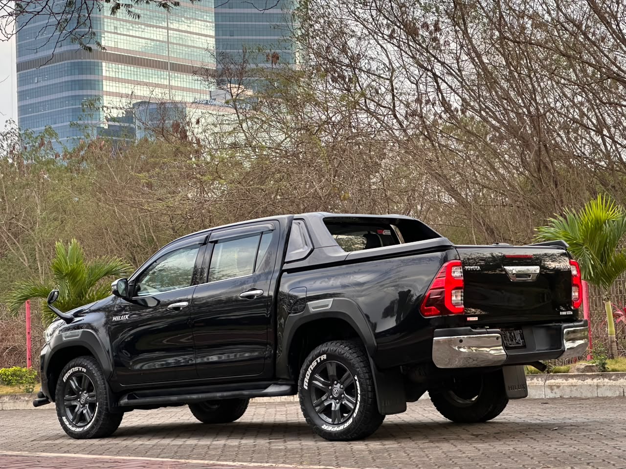 TOYOTA HILUX DOUBLE CABIN thumbnail 2